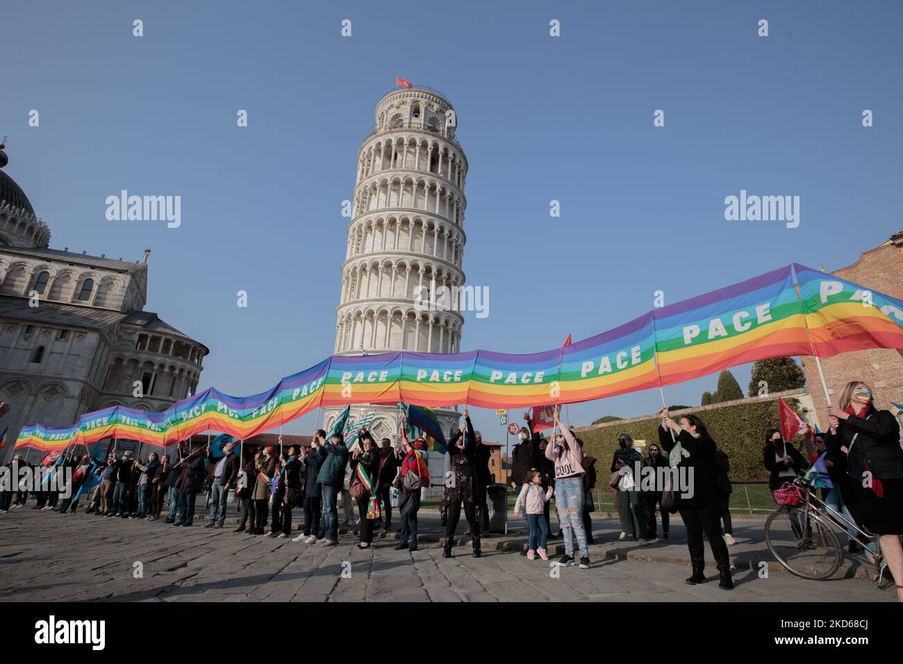 A Flash Mob for Peace in Pisa, Italy, on March 28, 2022. CGIL, CISL and UIL organised a flash mob to call for an immediate ceasefire for the war in Ukraine that flared up on 24 February with the invasion by Russia. Italy's major trade unions met under the famous leaning tower of Pisa for a flash mob with peace flags. (Photo by Enrico Mattia Del Punta/NurPhoto) Stock Photo