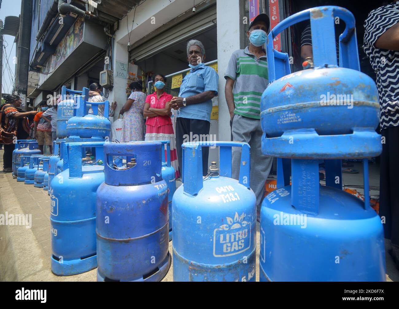 Sri Lankans wearing facemasks wait in line with their empty gas cylinders near a gas shop at Colombo, Sri Lanka. 1 April 2022 (Photo by Tharaka Basnayaka/NurPhoto) Stock Photo