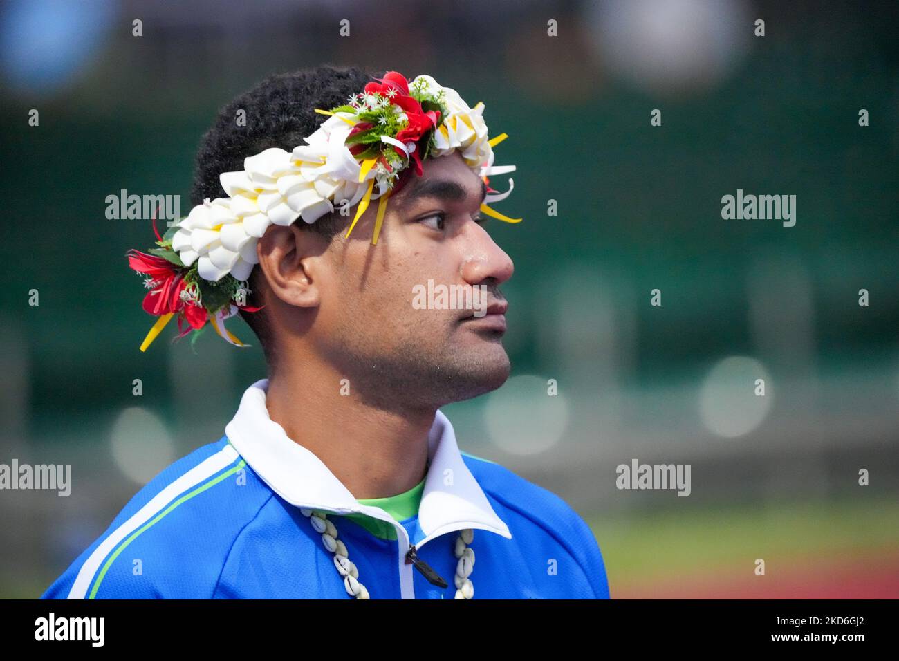 A closeup of a man adorned with a ceremonial flower crown at the 2022 Commonwealth Games in Birmingham Stock Photo