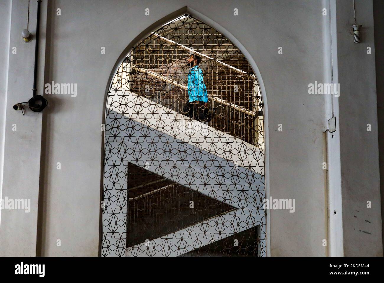 Devotees offer prayers at a mosque during first day at ramadan in Dhaka, Bangladesh on April 03, 2022. (Photo by Kazi Salahuddin Razu/NurPhoto) Stock Photo