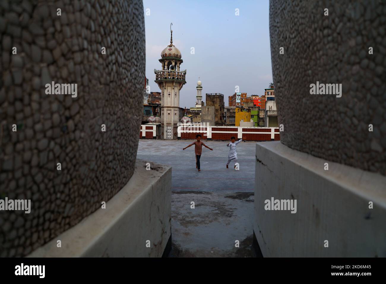 Devotees offer prayers at a mosque during first day at ramadan in Dhaka, Bangladesh on April 03, 2022. (Photo by Kazi Salahuddin Razu/NurPhoto) Stock Photo