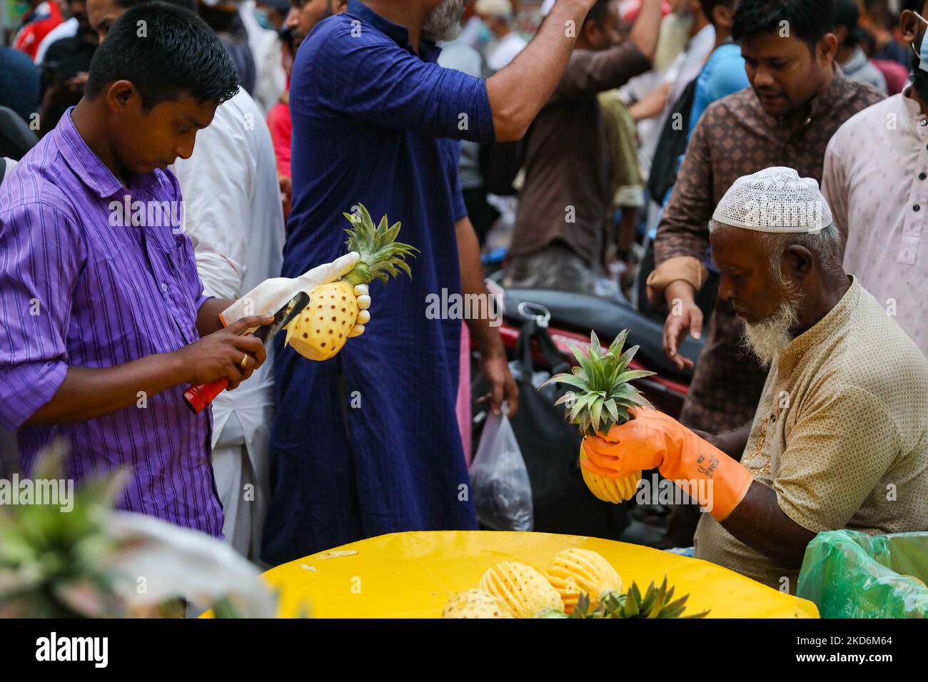 People are buying Ifter food items on first day at ramadan in Dhaka, Bangladesh on April 03, 2022. According to the Islamic calendar, Ramadan marks the most auspicious month of Islam across the world. It is considered the ninth month of the Islamic calendar and occurs at the end of the Shaban month. (Photo by Kazi Salahuddin Razu/NurPhoto) Stock Photo