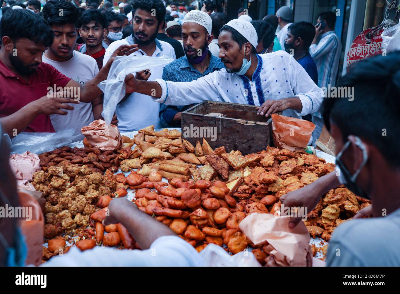 People are buying Ifter food items on first day at ramadan in Dhaka, Bangladesh on April 03, 2022. According to the Islamic calendar, Ramadan marks the most auspicious month of Islam across the world. It is considered the ninth month of the Islamic calendar and occurs at the end of the Shaban month. (Photo by Kazi Salahuddin Razu/NurPhoto) Stock Photo