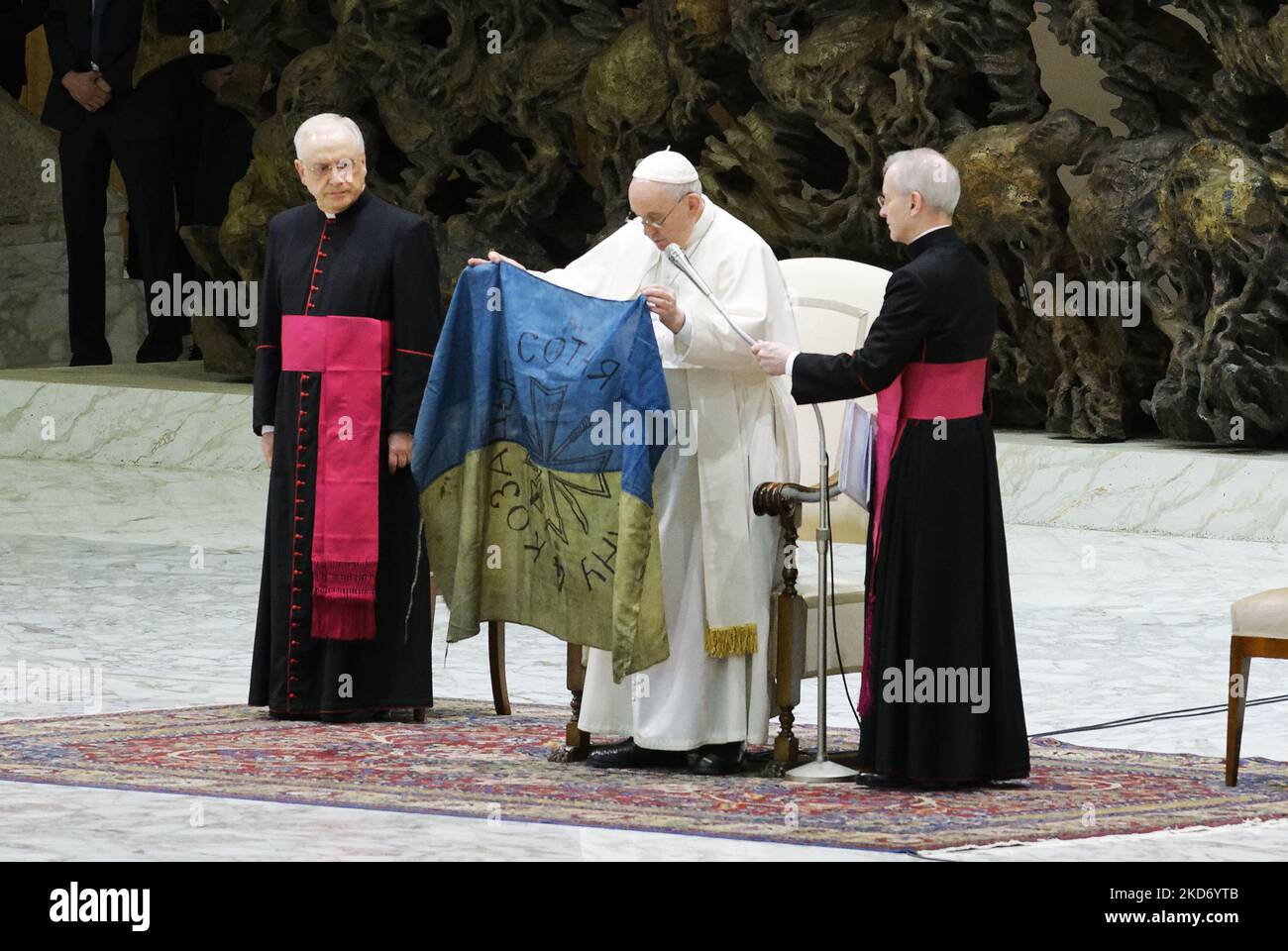 Pope Francis shows a flag that he said was brought to him from Bucha, Ukraine, during his weekly general audience in the Paul VI Hall, at the Vatican, Wednesday, April 6, 2022. (Photo by Massimo Valicchia/NurPhoto) Stock Photo