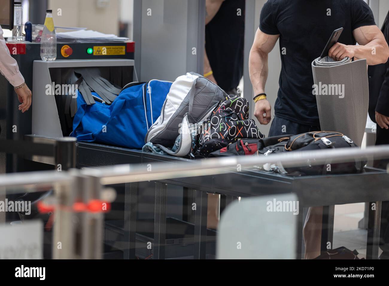 Bag x ray machine hires stock photography and images Alamy