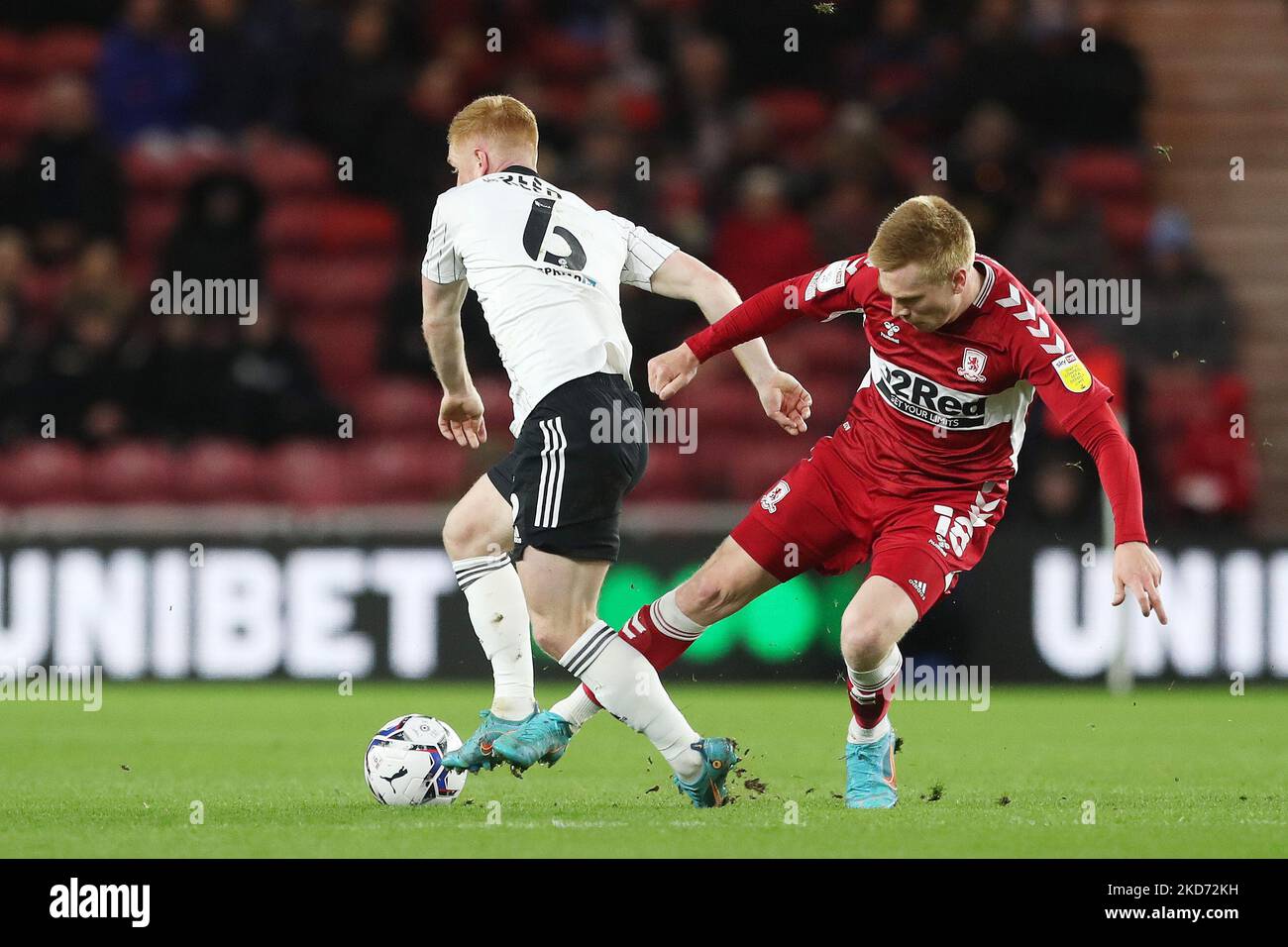 Middlesbrough's Duncan Watmore in action with Fulham's Harrison Reed during the Sky Bet Championship match between Middlesbrough and Fulham at the Riverside Stadium, Middlesbrough on Wednesday 6th April 2022. (Photo by Mark Fletcher/MI News/NurPhoto) Stock Photo