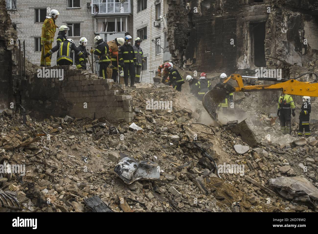 Ukrainian Rescuers worked to clear the rubble after the collapse of ...