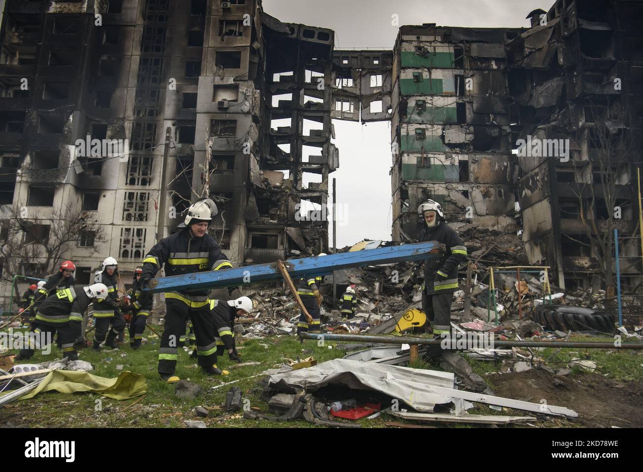 Ukrainian Rescuers worked to clear the rubble after the collapse of ...