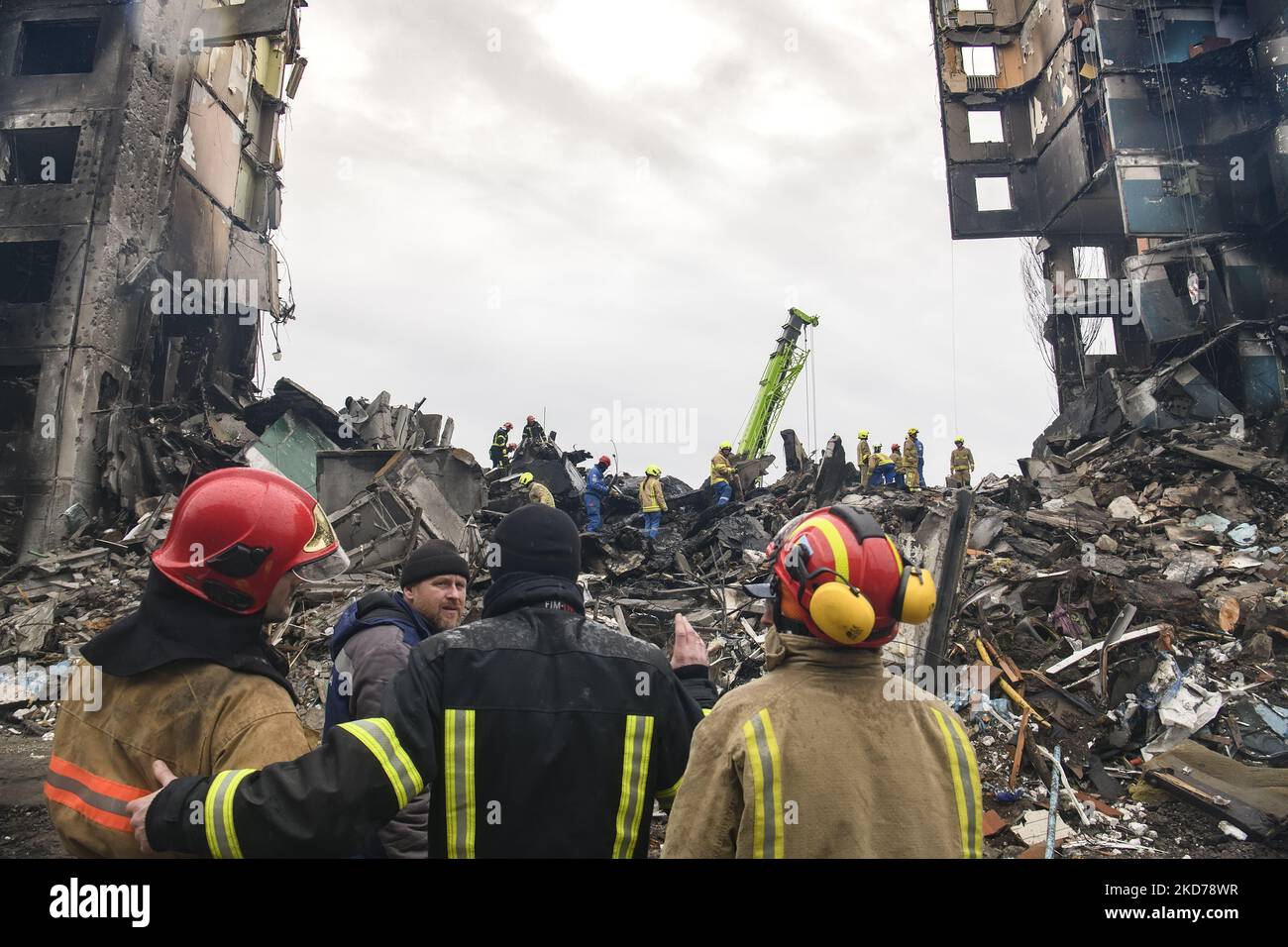 Ukrainian Rescuers worked to clear the rubble after the collapse of ...