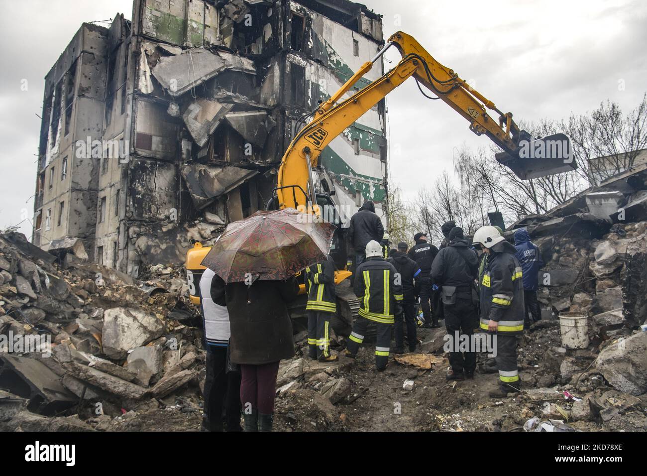 Ukrainian Rescuers worked to clear the rubble after the collapse of ...