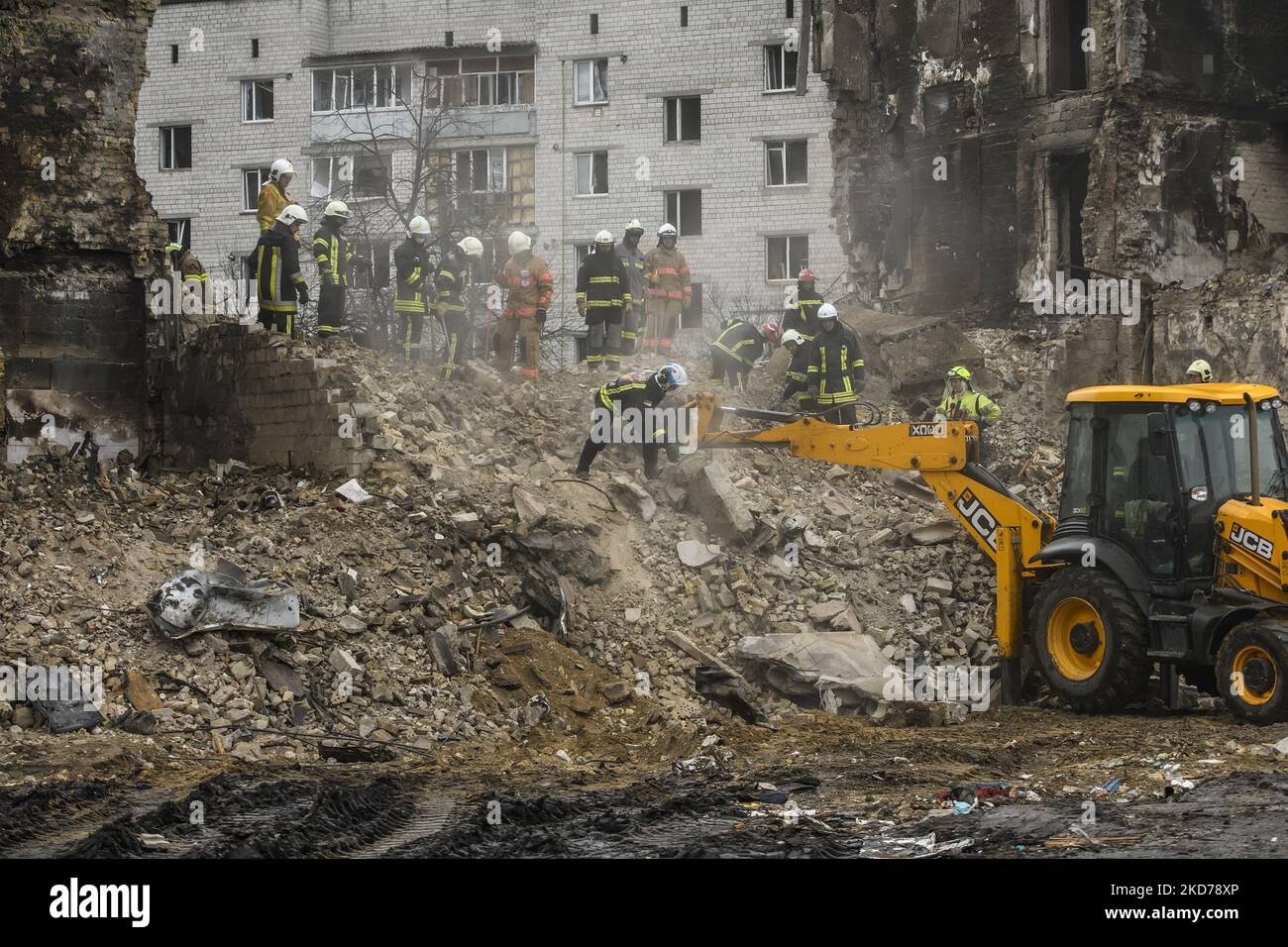 Ukrainian Rescuers worked to clear the rubble after the collapse of ...