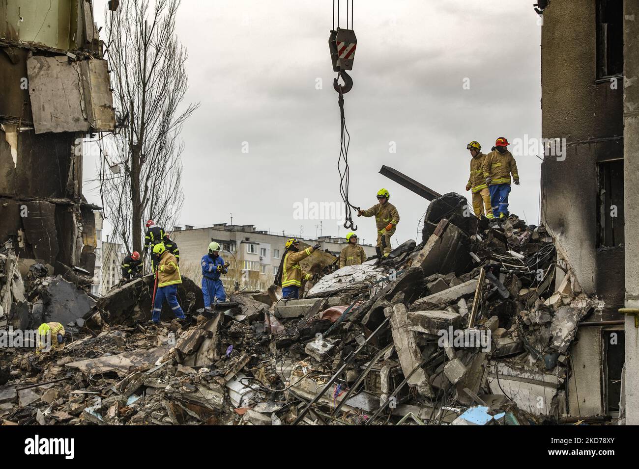 Ukrainian Rescuers worked to clear the rubble after the collapse of ...