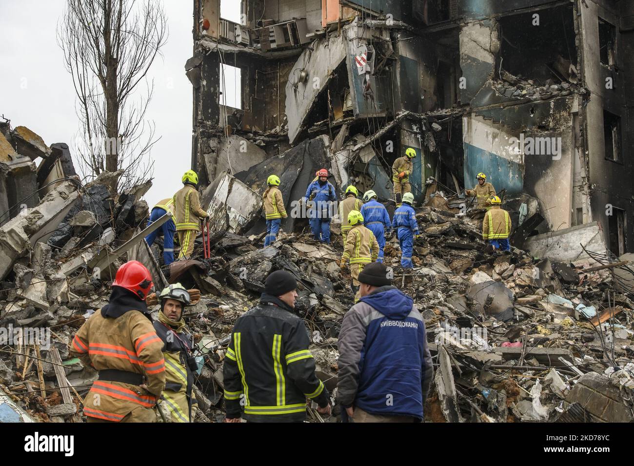Ukrainian Rescuers worked to clear the rubble after the collapse of ...