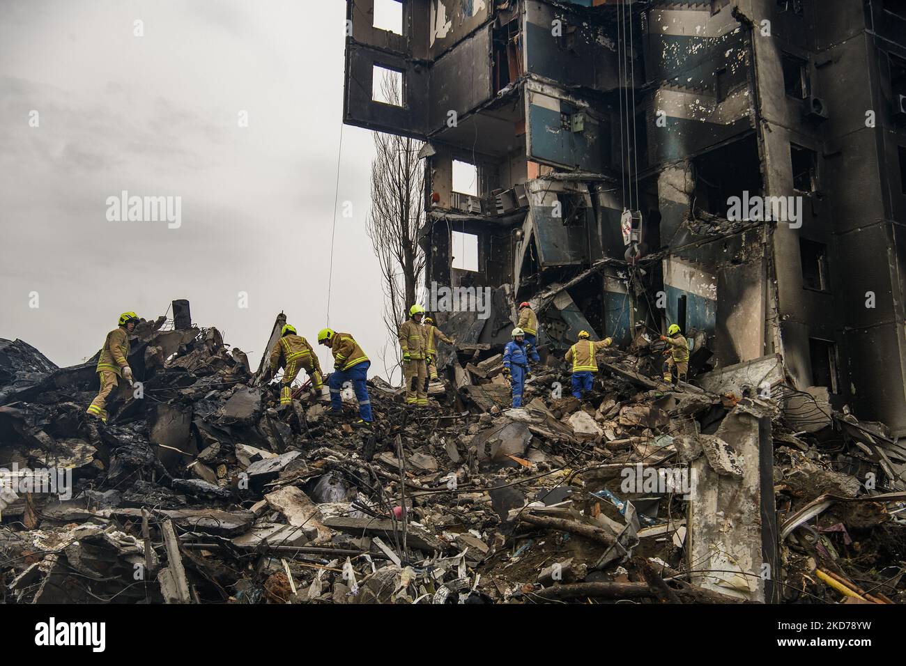 Ukrainian Rescuers worked to clear the rubble after the collapse of ...