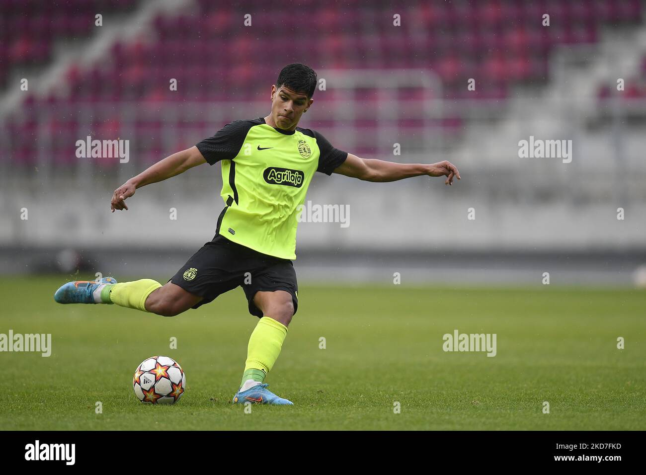 A player of Sporting CP in action during the UEFA Youth League Round of Sixteen match between Dynamo Kyiv and Sporting CP at Rapid-Giulesti Stadium on April 7, 2022 in Bucharest, Romania. (Photo by Alex Nicodim/NurPhoto) Stock Photo