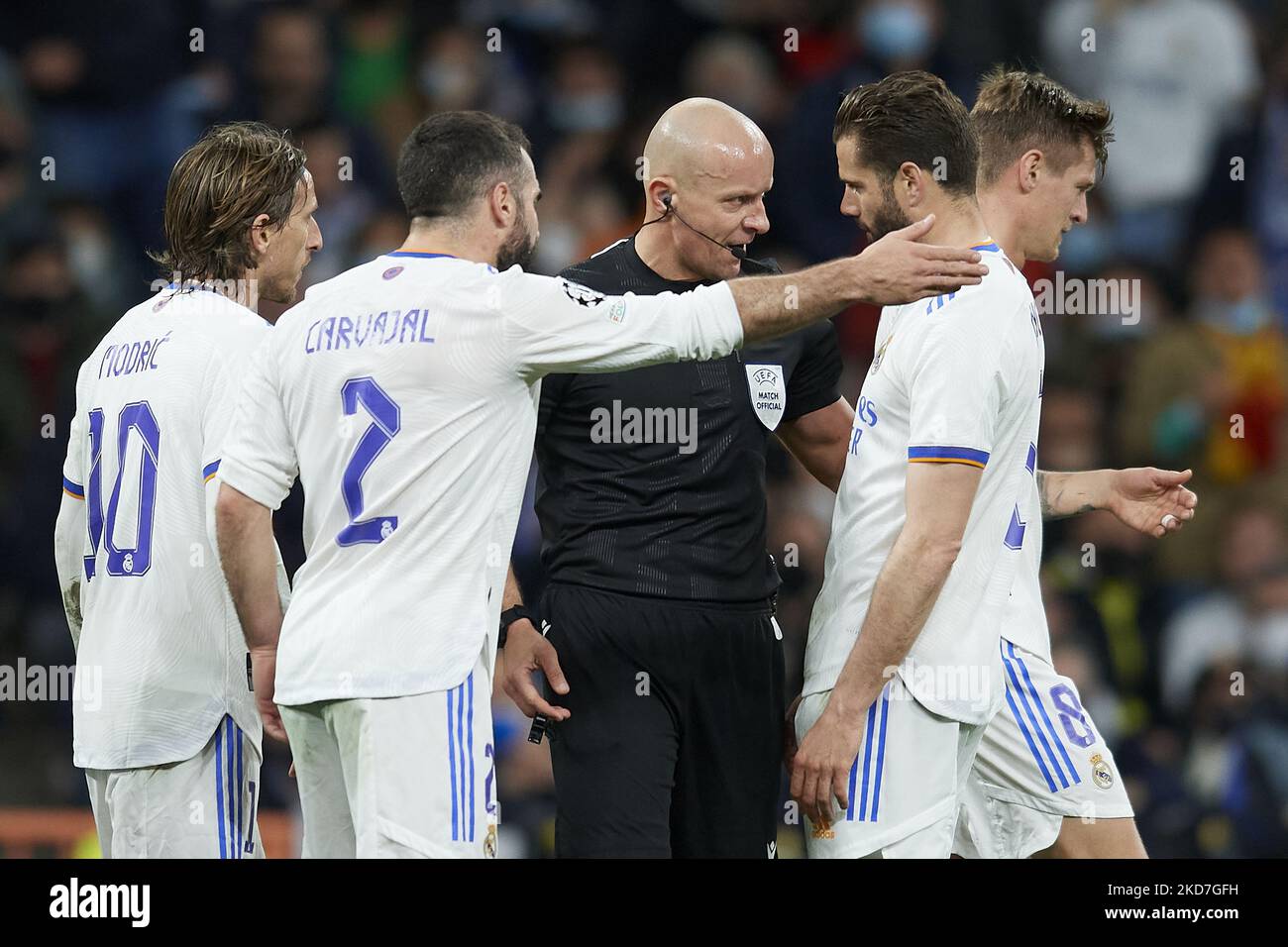 Nacho Fernandez of Real Madrid and referee Szymon Marciniak talk during the UEFA Champions League Quarter Final Leg Two match between Real Madrid and Chelsea FC at Estadio Santiago Bernabeu on April 12, 2022 in Madrid, Spain. (Photo by Jose Breton/Pics Action/NurPhoto) Stock Photo