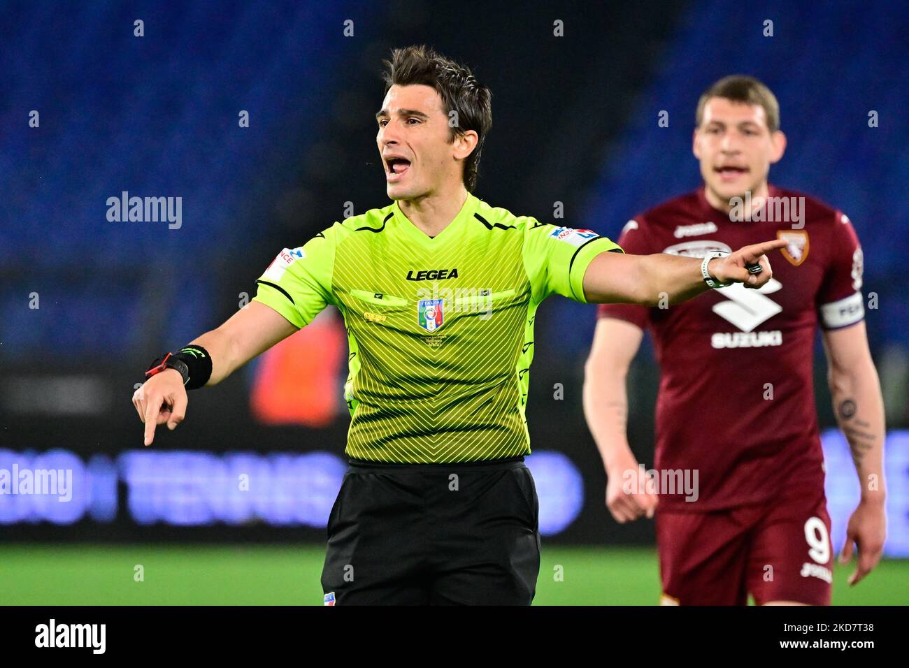 Referee Nicolo Marini speaks with AC Milan players during the News Photo  - Getty Images