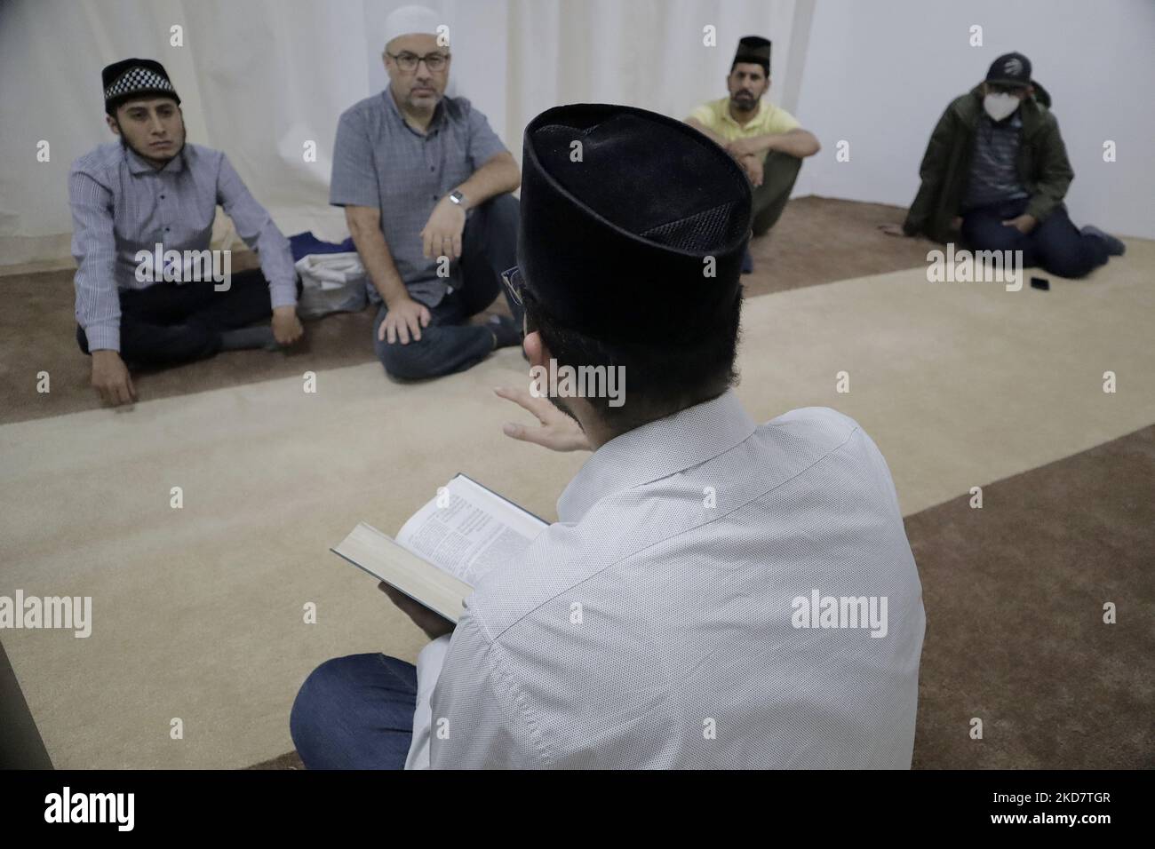 Noman Rana, Imam and mosque leader in Mexico City, in front of a group of members of the Muslim community during the reading of the Qur'an prior to breaking the fast as part of Ramadan in order to grow spiritually and establish stronger relationships with Allah. (Photo by Gerardo Vieyra/NurPhoto) Stock Photo