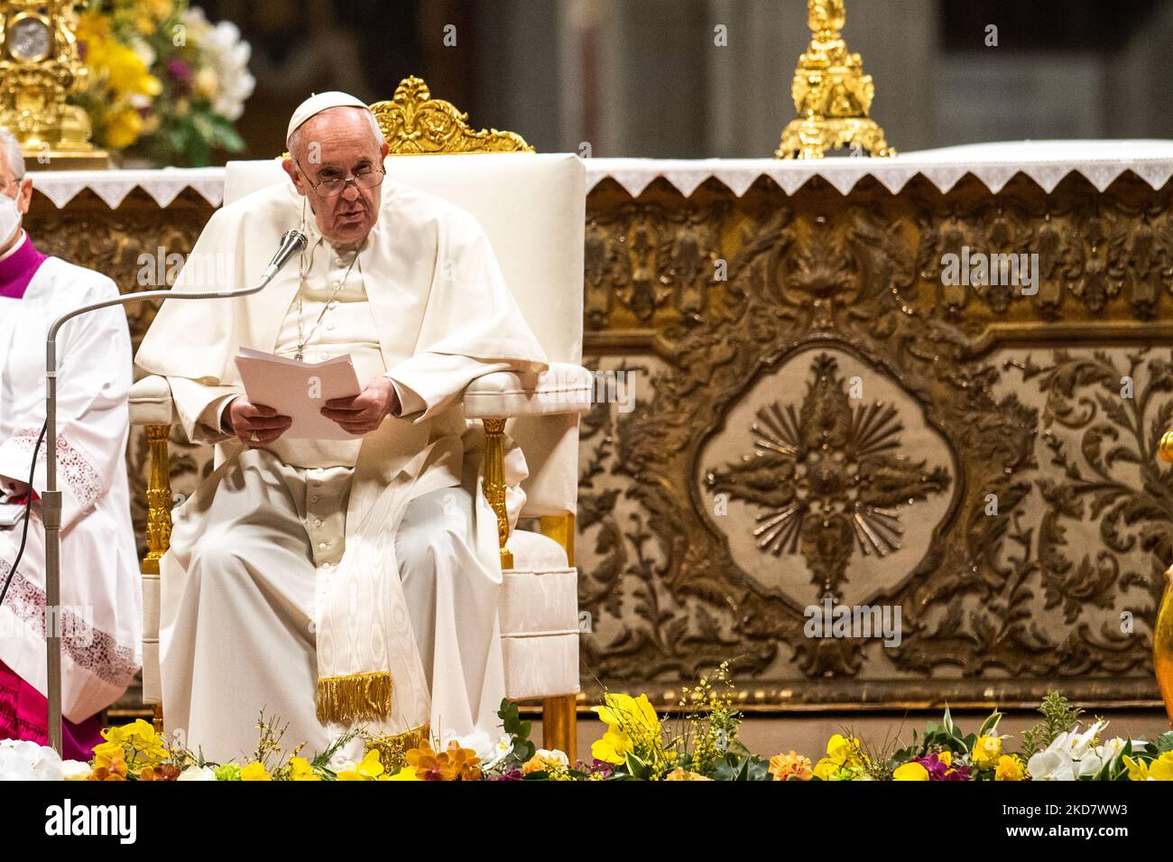 Pope Francis' Holy Week with the heart in the conflict in Ukraine. Continuous messages against war, from the Way of the Cross (Via della Croce) at the Colosseum (Colosseo)and during the homily at the Easter Vigil. Rome, Italy, 14 and 15 April, 2022 (Photo by Riccardo Fabi/NurPhoto) Stock Photo
