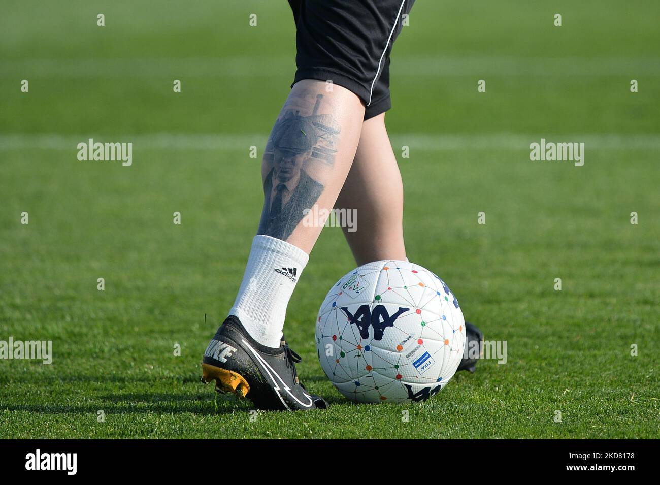 A tattoo representing Tommy Shelby (from the Peaky Blinders series) played by Cillian Murphy on the leg of Lorenzo Cristanto of US Alessandria Calcio during the Serie B Football match between AS Cittadella and US Alessandria, at Stadio Piercesare Tombolato, on 18 April 2022, in Cittadella, Italy (Photo by Alberto Gandolfo/NurPhoto) Stock Photo