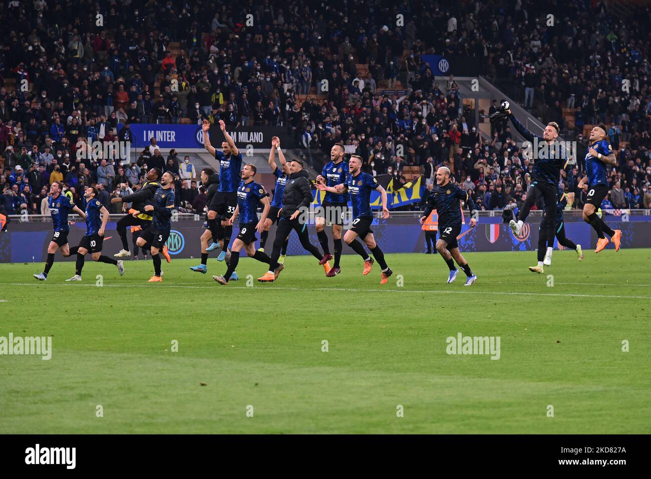 Inter’s players celebrate victory at the end of th the Coppa Italia Semi Final second Leg match between FC Internazionale and AC Milan at Stadio Giuseppe Meazza on 19 April, 2022 in Milan, Italy (Photo by Michele Maraviglia/NurPhoto) Stock Photo
