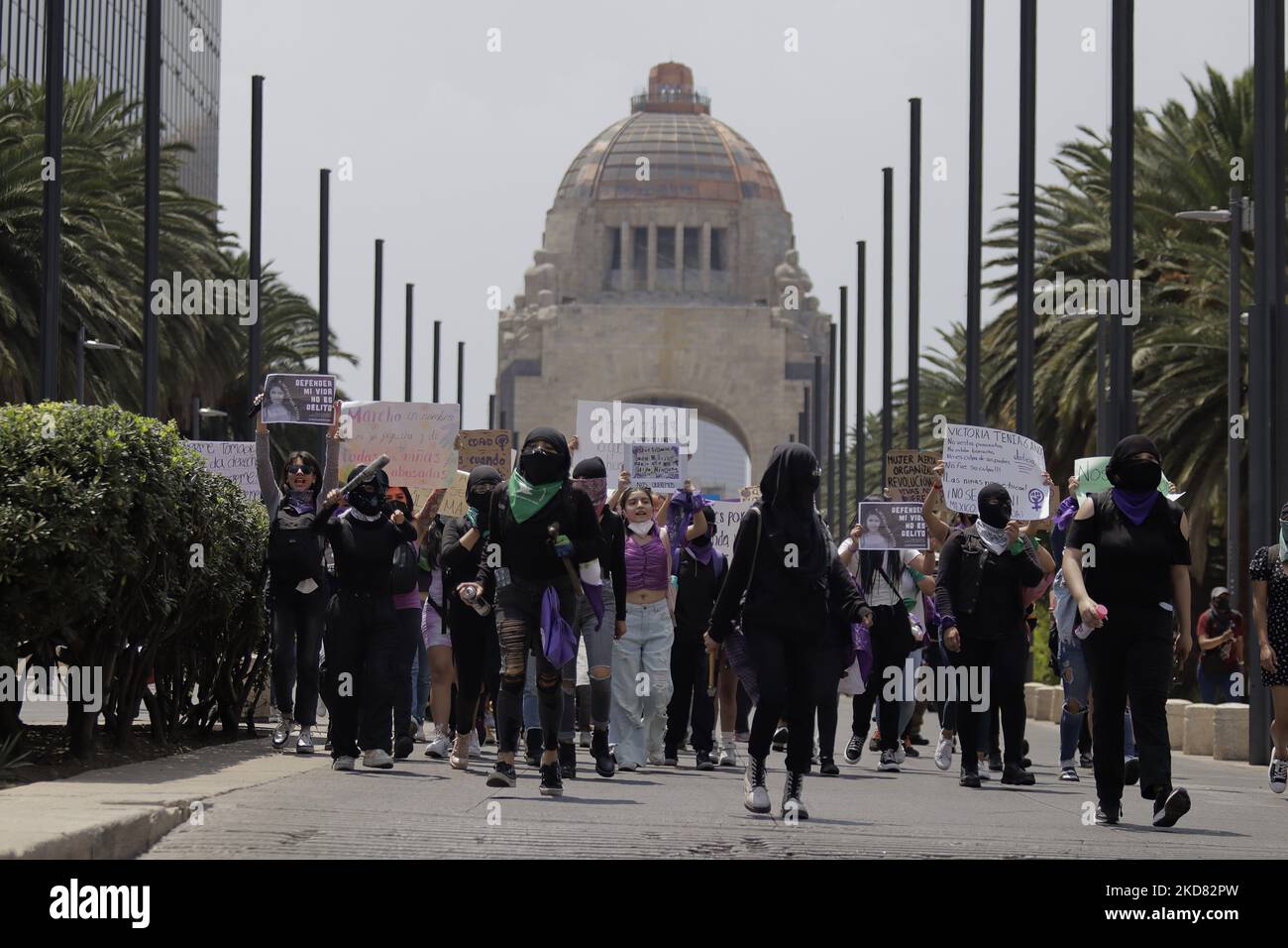 Members of feminist collectives march from the Monumento a la ...