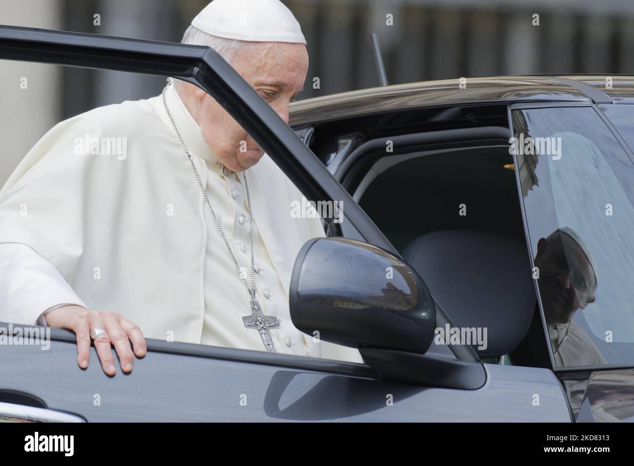 Pope Francis boards to car leave his weekly general audience in St. Peter's Square, at the Vatican, Wednesday, April 20, 2022. (Photo by Massimo Valicchia/NurPhoto) Stock Photo