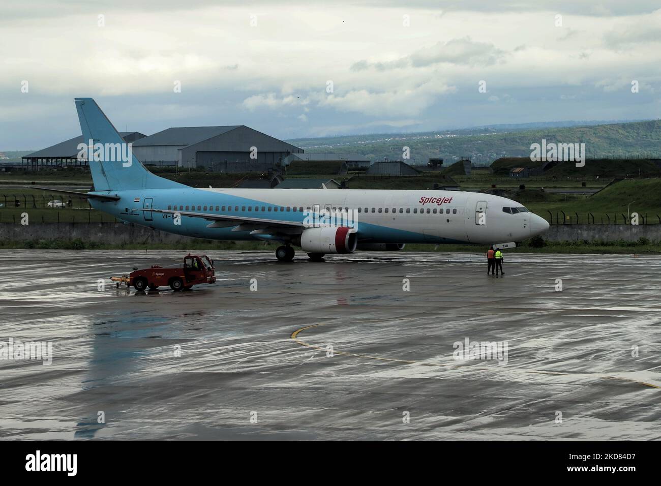Ground staff india airport hi-res stock photography and images - Alamy