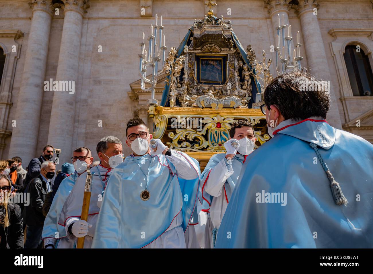 Members of the brotherhood carry on their shoulders the icon of the Madonna of Sovereto in procession in front of the Concattedrale of Terlizzi on April 23, 2022. After two years of pandemic, the feast dedicated to Our Lady of Sovereto in Terlizzi is back. The celebrations were held on Saturday 23 April paying homage to Maria SS. of Sovereto. The morning was dedicated to religious celebrations which saw their central moment in the solemn pontifical which was officiated in the Co-Cathedral by the bishop Mons. Domenico Cornacchia; the Holy Mass was followed by the long procession which ended whe Stock Photo