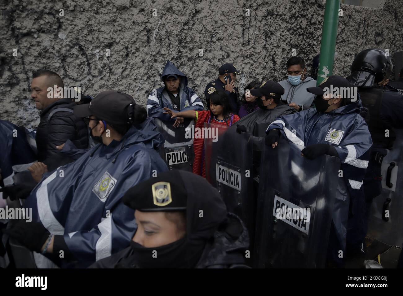 Members of the Triqui community of Copala, Oaxaca, were encapsulated by police after being evicted from an encampment they had maintained for 15 months on Avenida Juárez, Mexico City. After these events, they were once again encapsulated outside a building that gave them refuge for one night in the street of Mapimí and Plomo, in the Valle Gómez neighbourhood. (Photo by Gerardo Vieyra/NurPhoto) Stock Photo