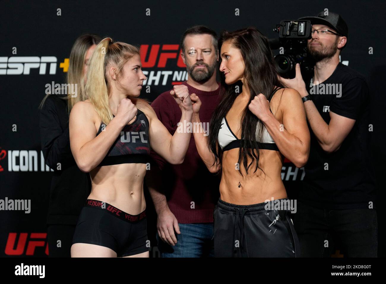 LAS VEGAS, NV - NOVEMBER 4: Miranda Maverick vs Shanna Young face-off following the official weigh-ins at UFC Apex for UFC Fight Night - Vegas 64 - Rodriguez vs Lemos - Weigh-ins on November 4, 2022 in Las Vegas, NV, United States. (Photo by Louis Grasse/PxImages) Stock Photo