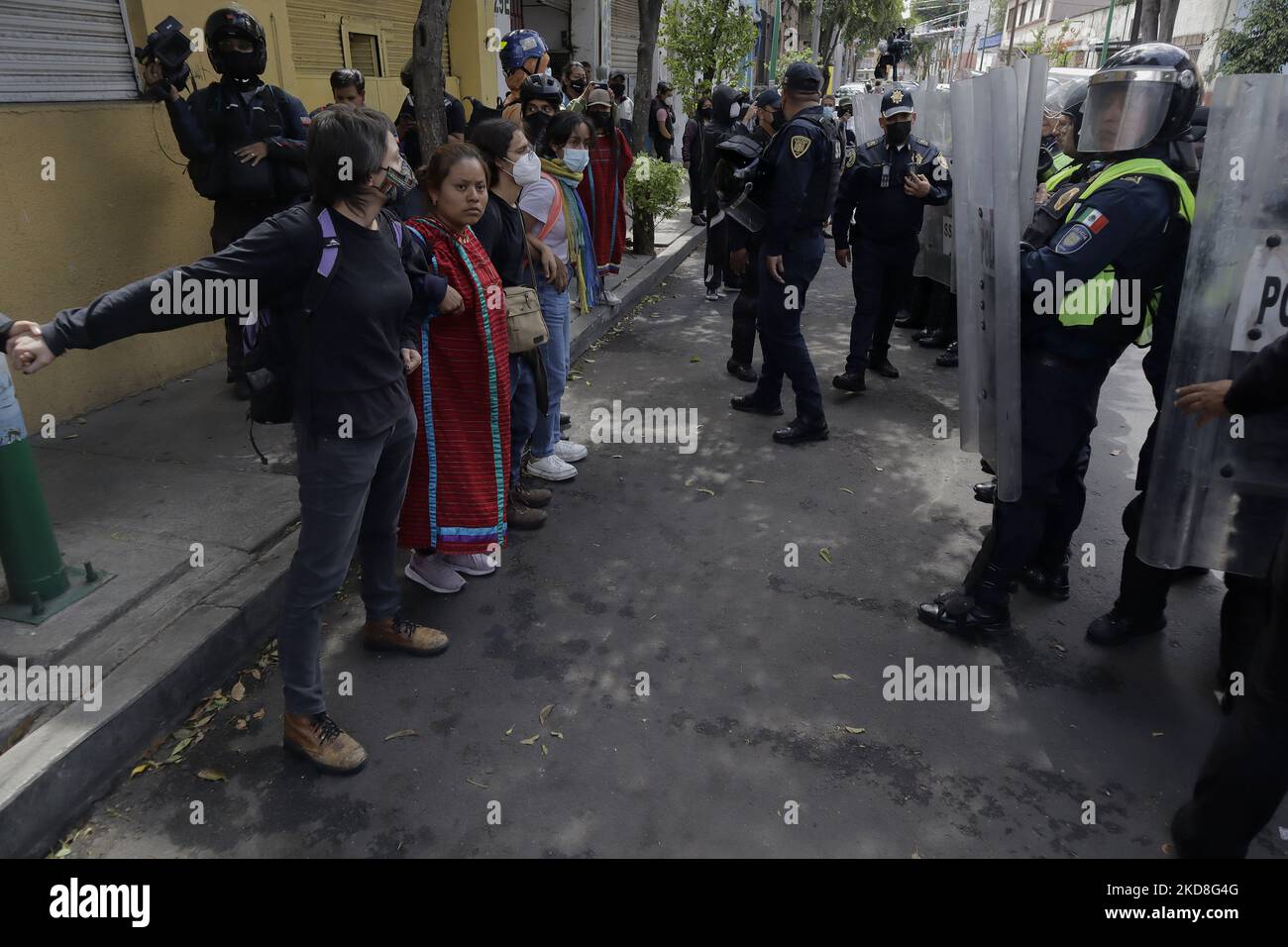 Social organisations and members of the Triqui community of Copala, Oaxaca, are encapsulated by police after being evicted from a sit-in that they had maintained for 15 months on Avenida Juárez, Mexico City. After these events, they were once again encapsulated outside a building that gave them refuge for one night in the street of Mapimí and Plomo, in the Valle Gómez neighbourhood. (Photo by Gerardo Vieyra/NurPhoto) Stock Photo