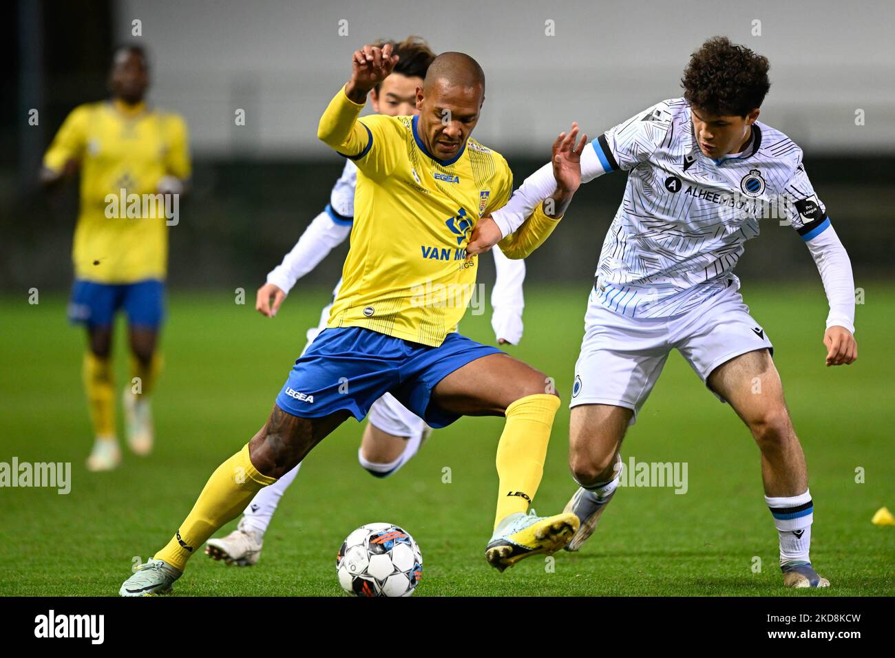 Beveren's Luiz Everton and Club NXT's Kyriani Sabbe fight for the ball during a soccer match between SK Beveren and Club NXT, Saturday 05 November 2022 in Beveren-Waas, on day 12 of the 2022-2023 'Challenger Pro League' 1B second division of the Belgian championship. BELGA PHOTO FILIP LANSZWEERT Stock Photo