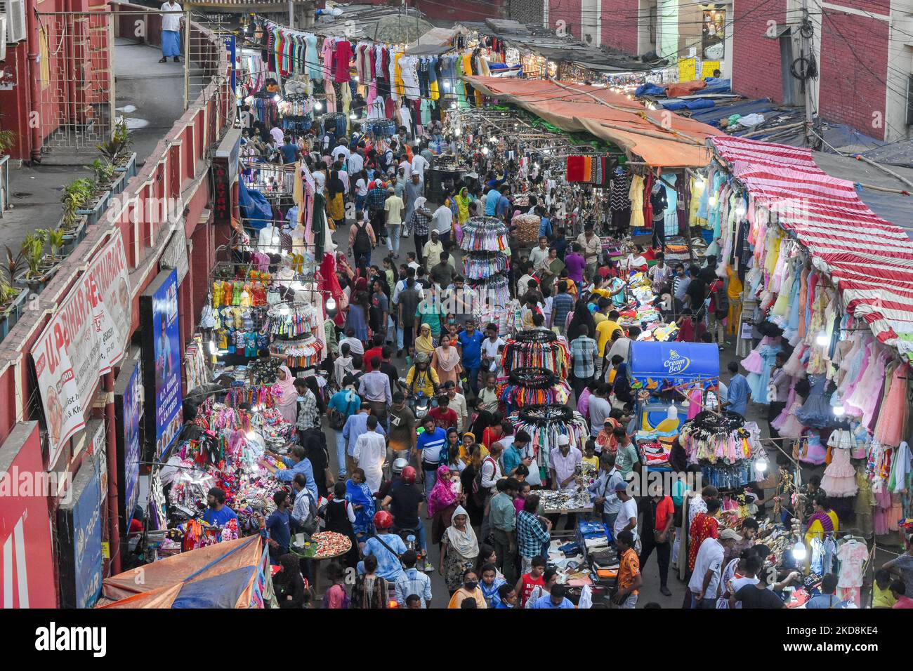 A market place as seen during Ramadan month in Kolkata , India , on 28 April 2022 . (Photo by Debarchan Chatterjee/NurPhoto) Stock Photo