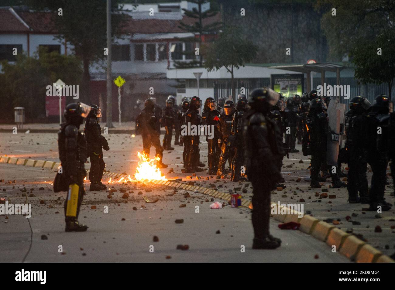 Colombia's riot police clash with demonstrators during the 28 of April commemorative demonstrations against the government of president Ivan Duque and violence at Universidad Nacional de Colombia, demonstrators took the closed campus of the University to clash. On April 28, 2022, in Bogota, Colombia (Photo by Sebastian Barros/NurPhoto) Stock Photo