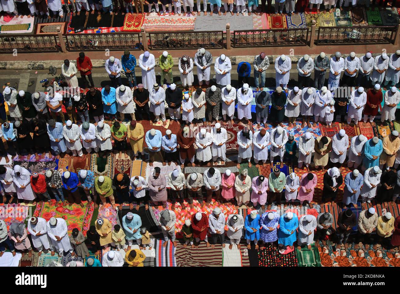Muslim devotees offer prayers on the last Friday of the holy month of Ramadan, at Jama Masjid , in Jaipur, Rajasthan, India, on Friday, April 29,2022. (Photo by Vishal Bhatnagar/NurPhoto) Stock Photo
