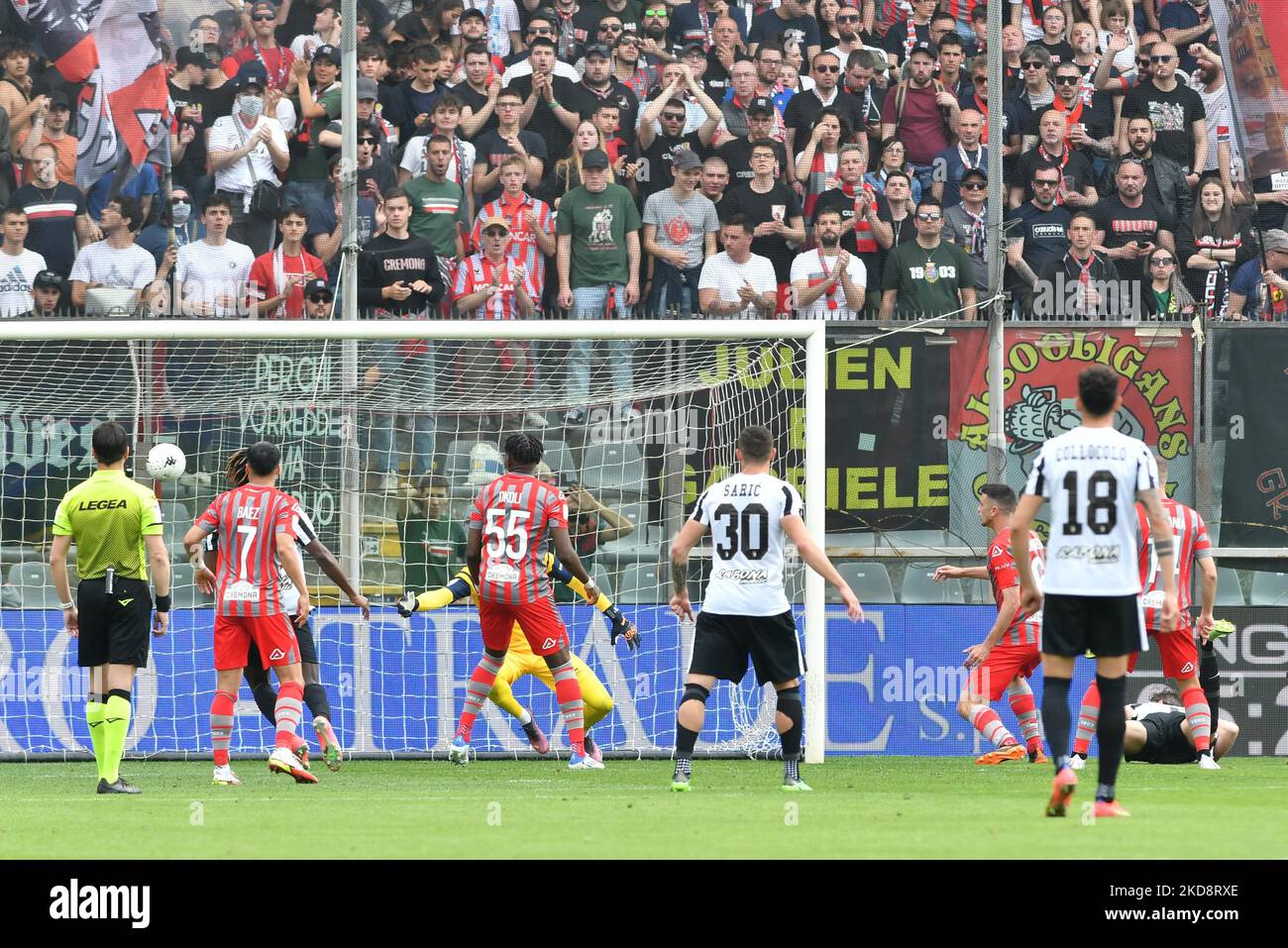 Crisp Cremonese Vs Como: Italian Serie A Stats & Head-to-head Moment Illustration Crisp Cremonese Vs Como: Italian Serie A Stats & Head-to-head Moment Illustration