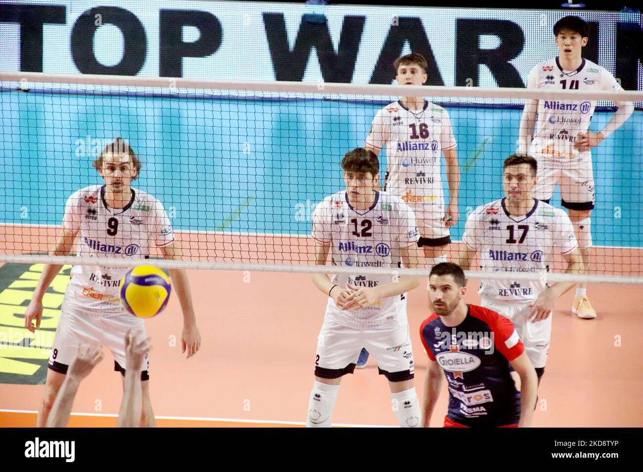 Allianz Milano in defense. during the Volleyball Italian Serie A Men Superleague Championship Play Off 5th place - Gioiella Prisma Taranto vs Allianz Milano on April 30, 2022 at the PalaMazzola in Taranto, Italy (Photo by Giuseppe Leva/LiveMedia/NurPhoto) Stock Photo