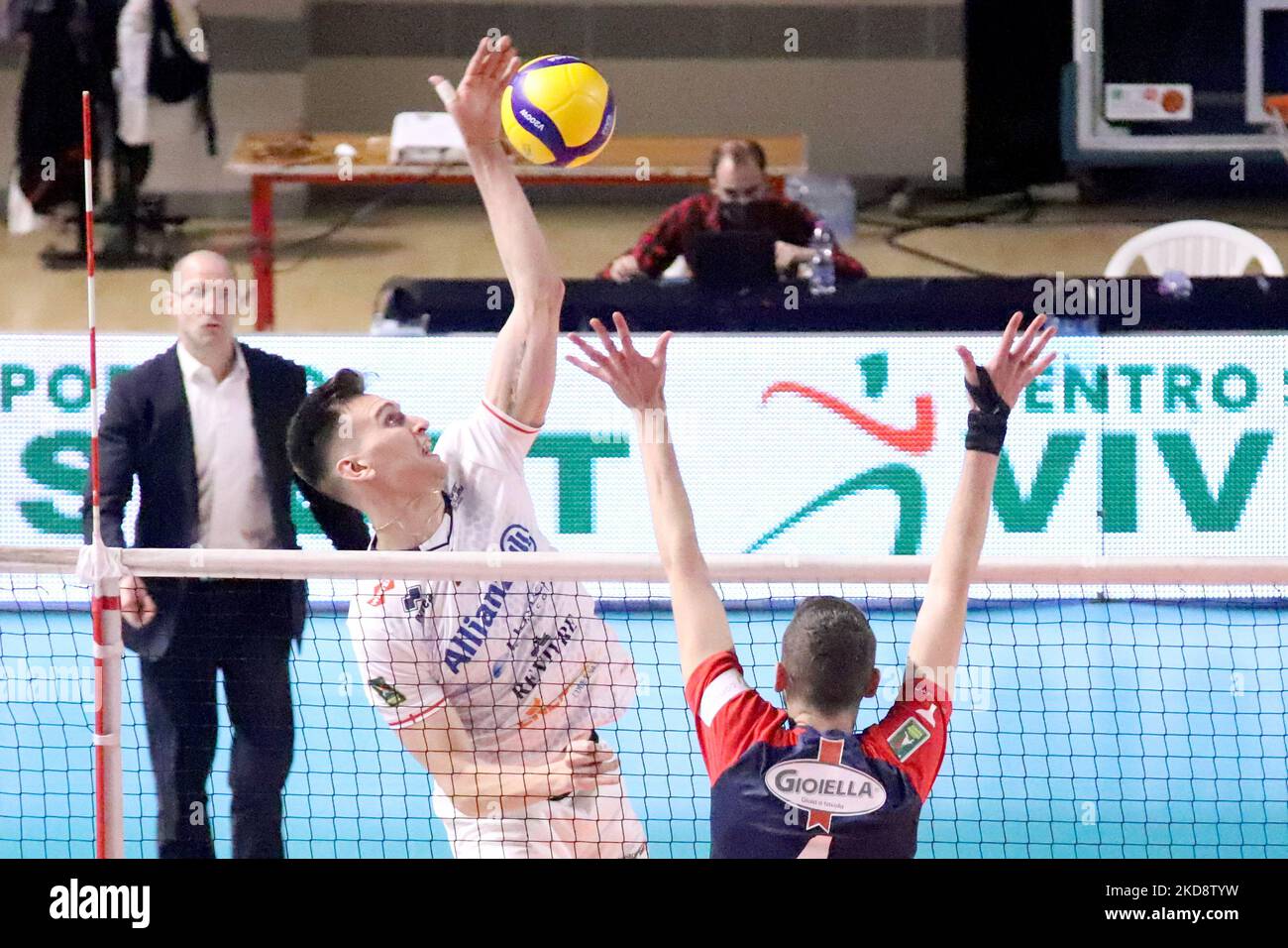 Yuri Romano Allianz Milano squashed. during the Volleyball Italian Serie A Men Superleague Championship Play Off 5th place - Gioiella Prisma Taranto vs Allianz Milano on April 30, 2022 at the PalaMazzola in Taranto, Italy (Photo by Giuseppe Leva/LiveMedia/NurPhoto) Stock Photo