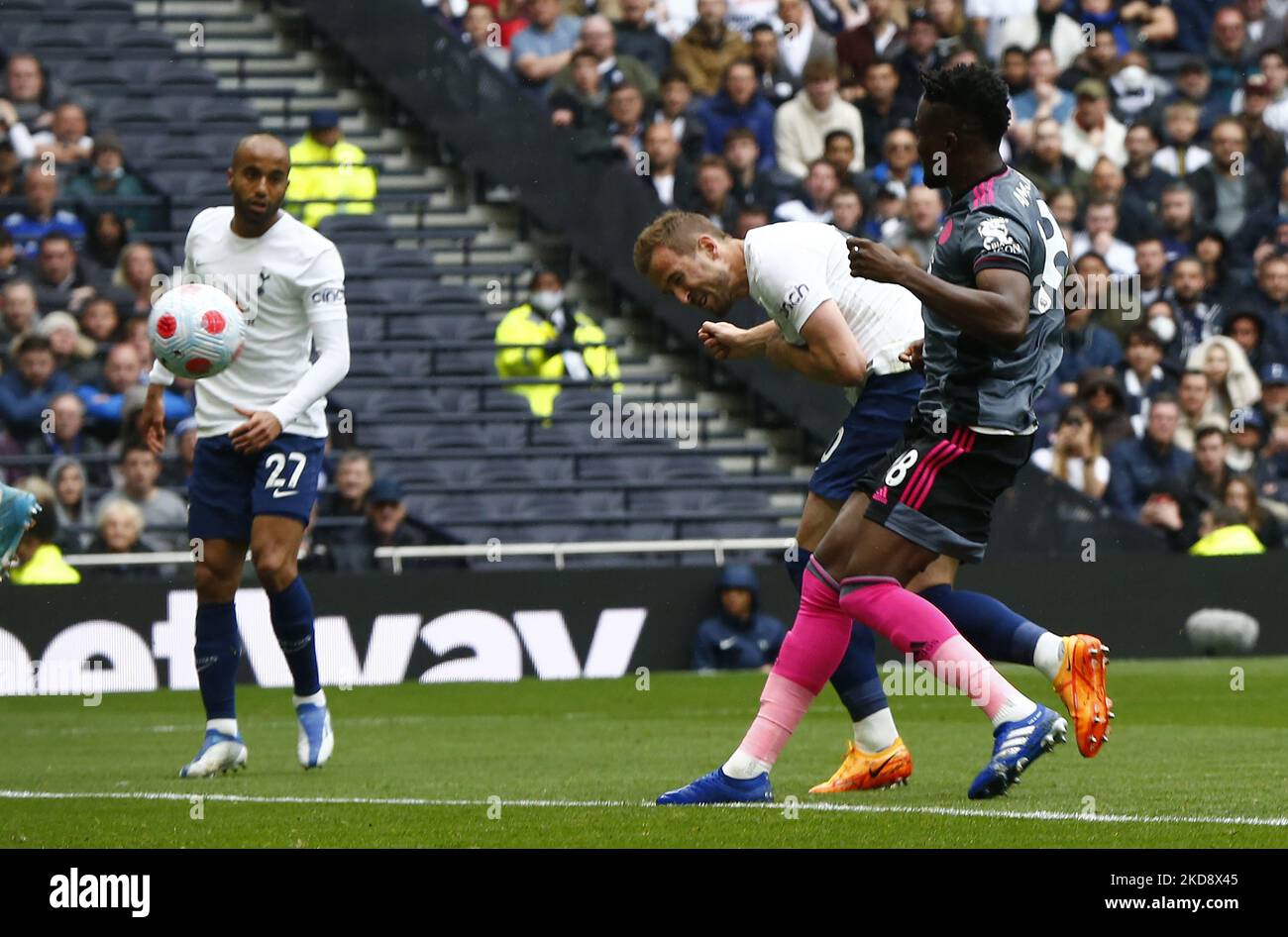 Tottenham Hotspur's Harry Kane scoresduring Premier League between Tottenham Hotspur and Leicester City at Tottenham Hotspur stadium , London, England on 01st May 2022 (Photo by Action Foto Sport/NurPhoto) Stock Photo