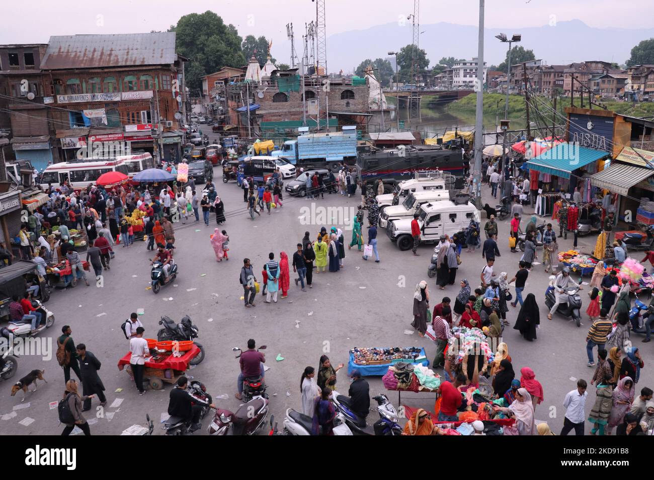 People throng to markets on the eve of Eid ul Fitr in Srinagar, Indian Administered Kashmir on 05 March . (Photo by Muzamil Mattoo/NurPhoto) Stock Photo