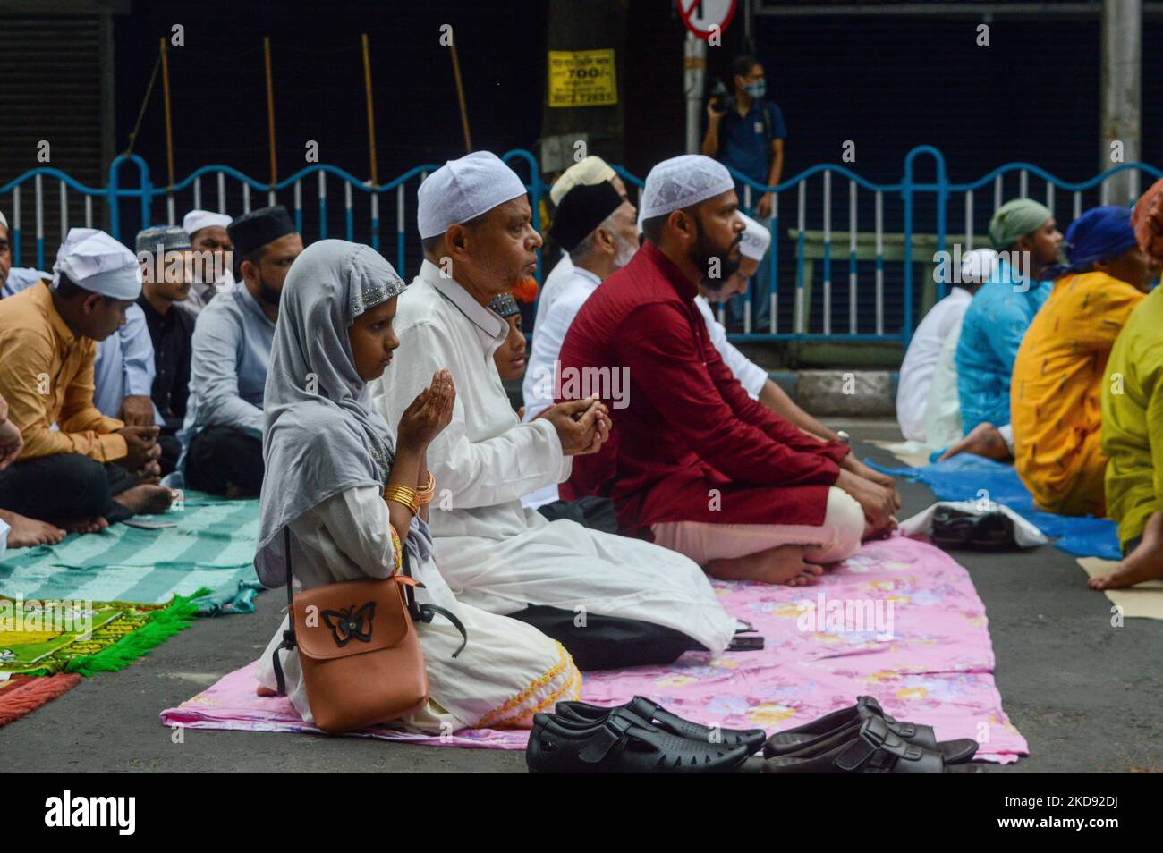 A little girl is seen in prayer during Eid-ul-fitr namaz prayer time in Kolkata , India , on 3 May 2022 .Muslim community of Kolkata observes Eid-Ul-Fitr after the end of Ramadan month. (Photo by Debarchan Chatterjee/NurPhoto) Stock Photo