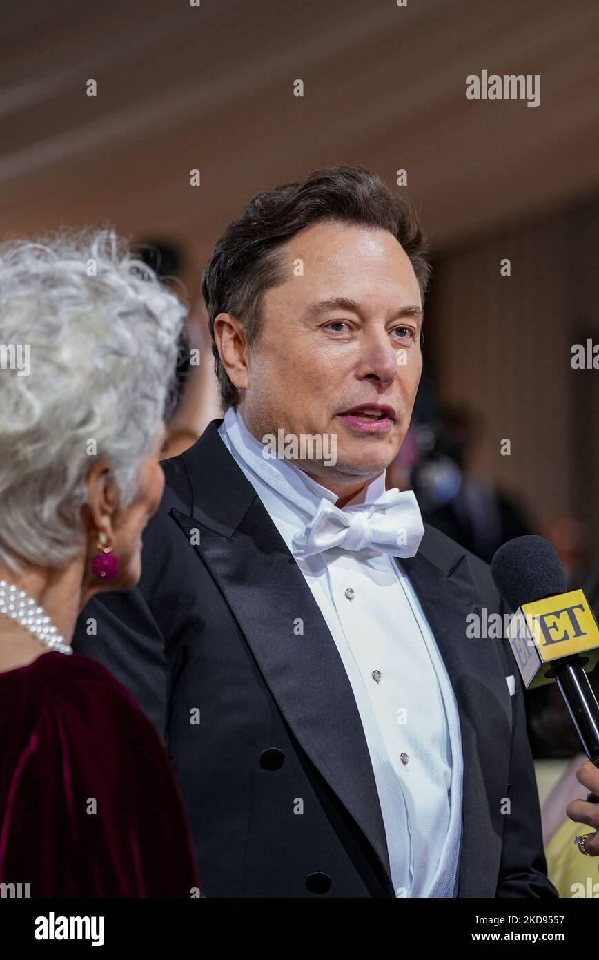 NEW YORK, NEW YORK - MAY 02: Elon Musk attend The 2022 Met Gala ...