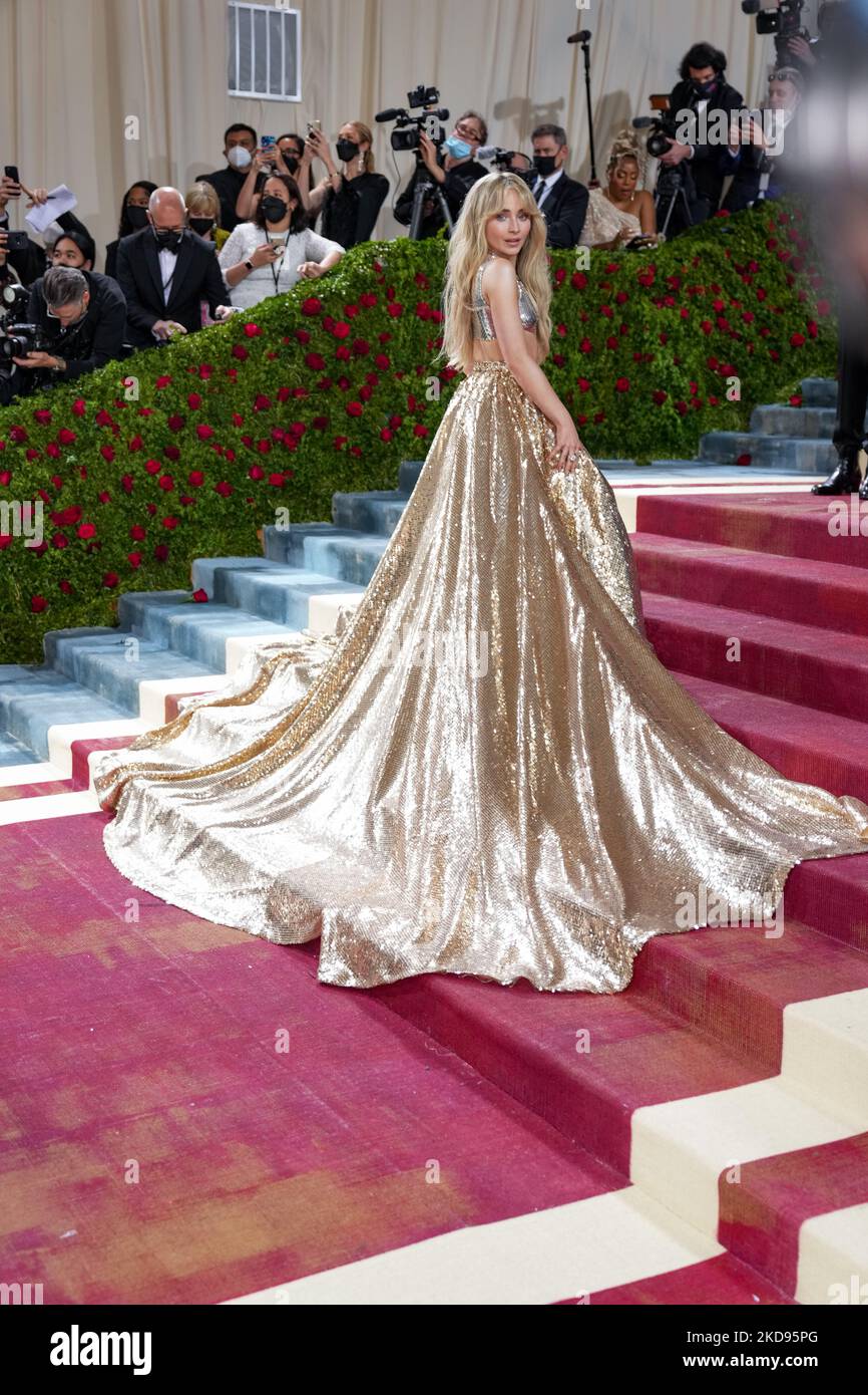 NEW YORK, NEW YORK - MAY 02: Sabrina Carpenter Attend The 2022 Met Gala ...