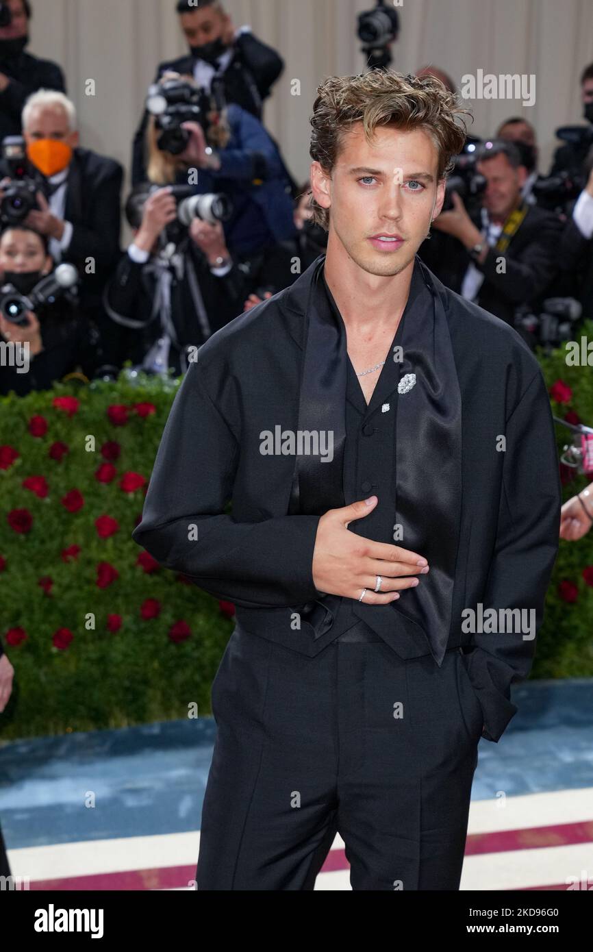 NEW YORK, NEW YORK MAY 02 Austin Butler attend The 2022 Met Gala