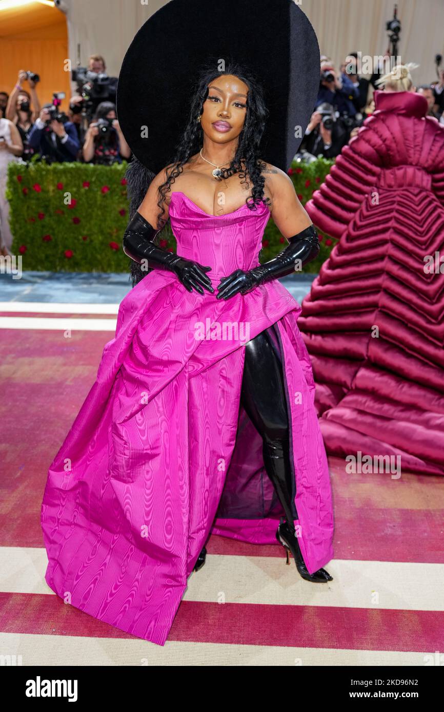NEW YORK, NEW YORK MAY 02 SZA attend The 2022 Met Gala Celebrating