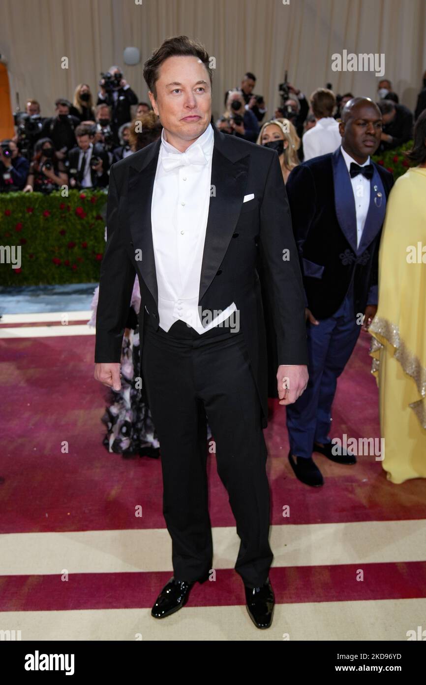 NEW YORK, NEW YORK - MAY 02: Elon Muskattend The 2022 Met Gala ...