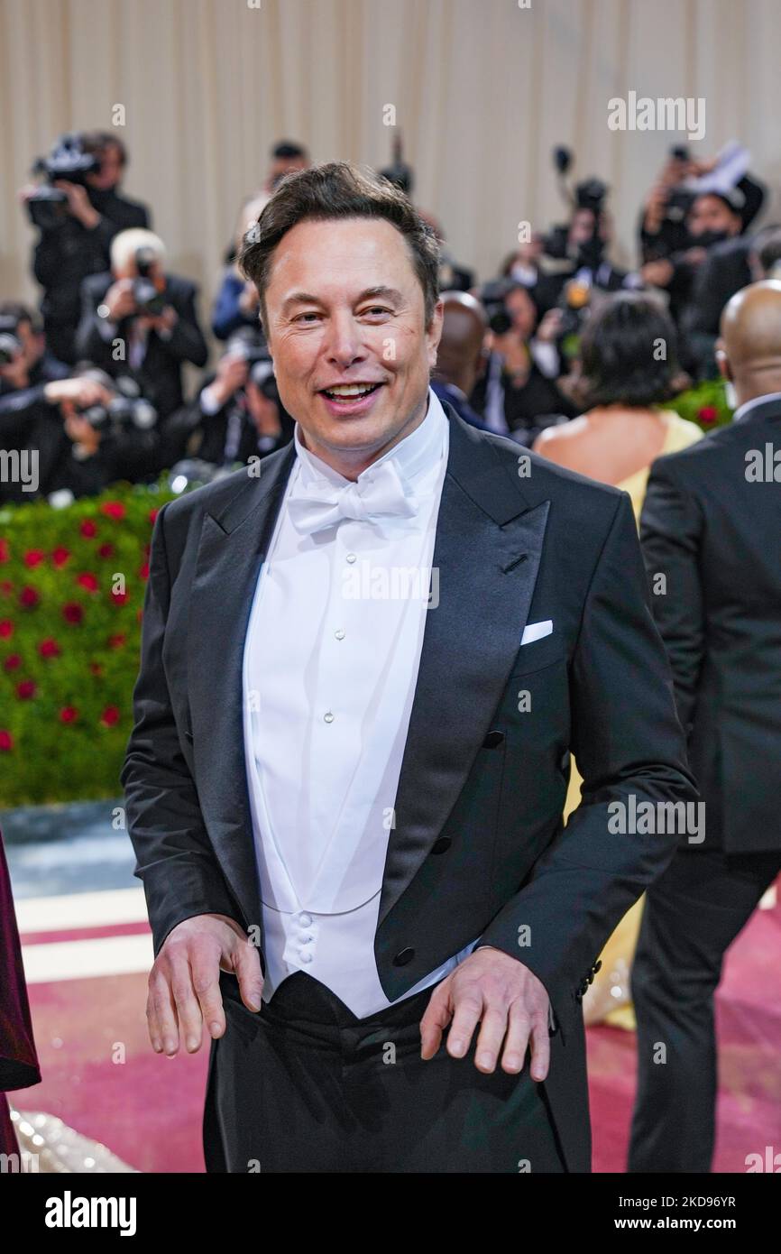 NEW YORK, NEW YORK - MAY 02: Elon Muskattend The 2022 Met Gala ...