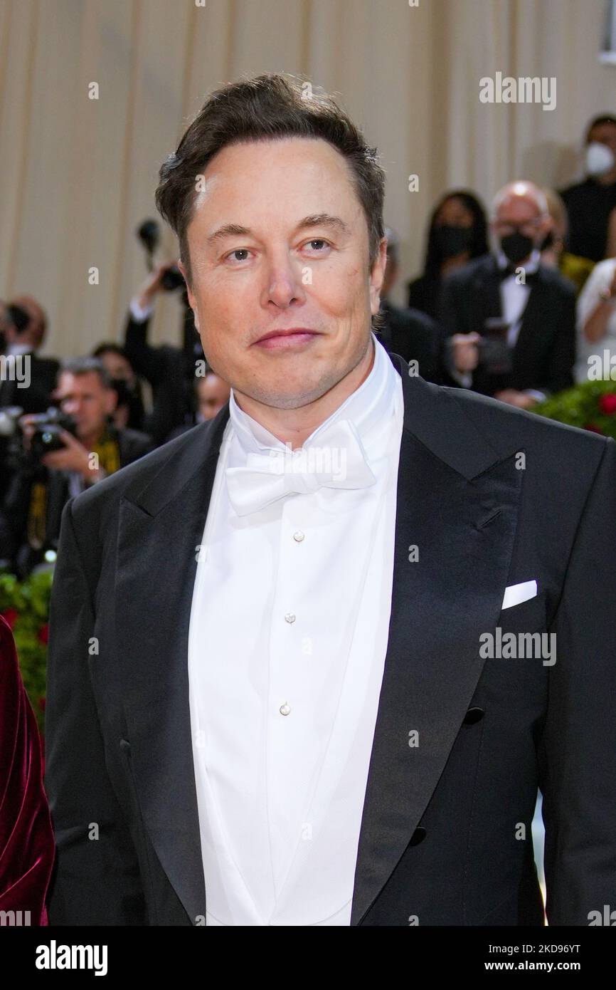 NEW YORK, NEW YORK - MAY 02: Elon Muskattend The 2022 Met Gala ...