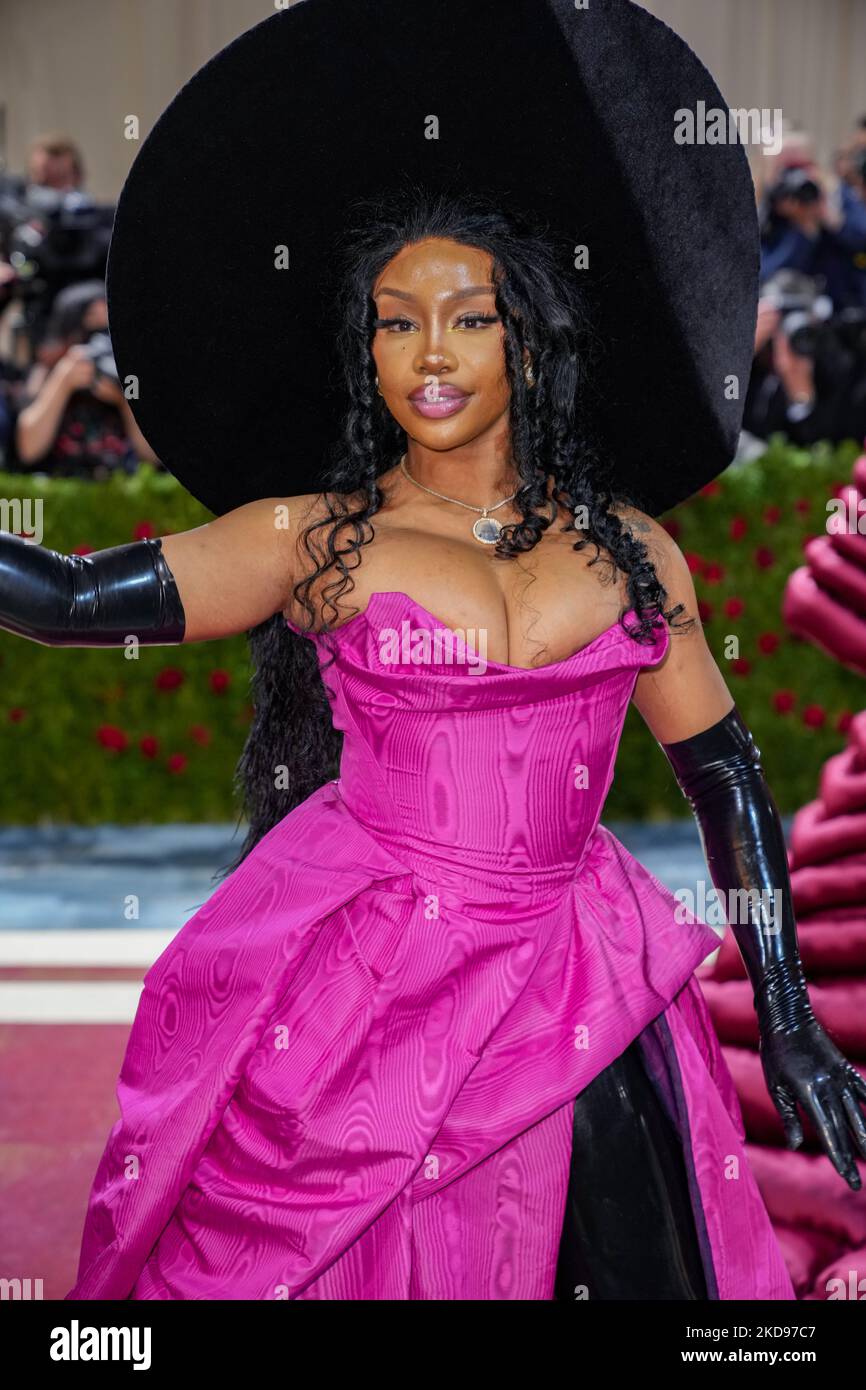 NEW YORK, NEW YORK MAY 02 SZA attend The 2022 Met Gala Celebrating